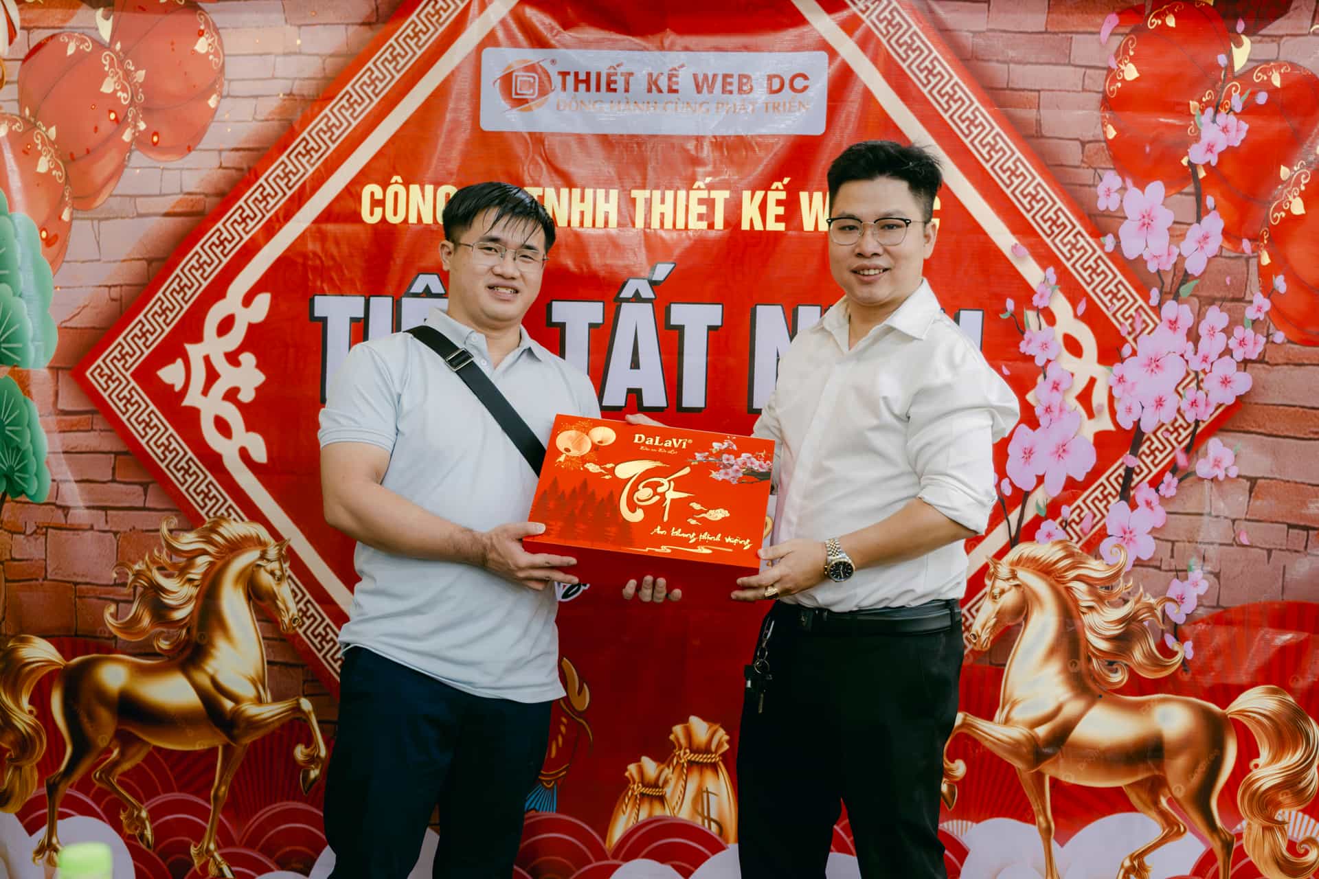 Ông Nguyễn Trọng Vỹ nhận quà tri ân