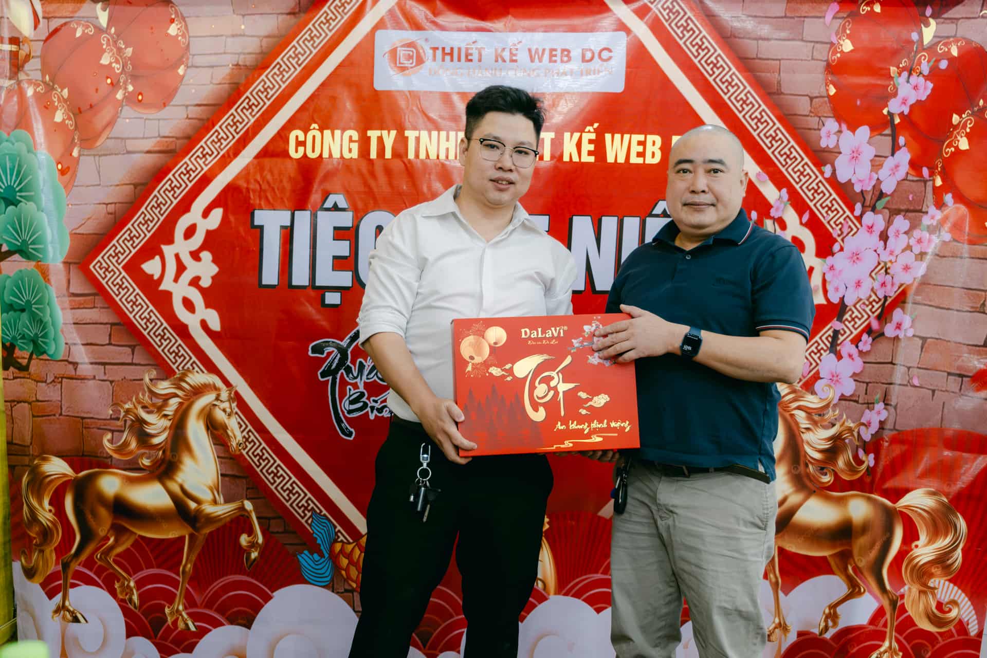 Ông Cao Duy Phong nhận quà từ Thiết Kế Web DC