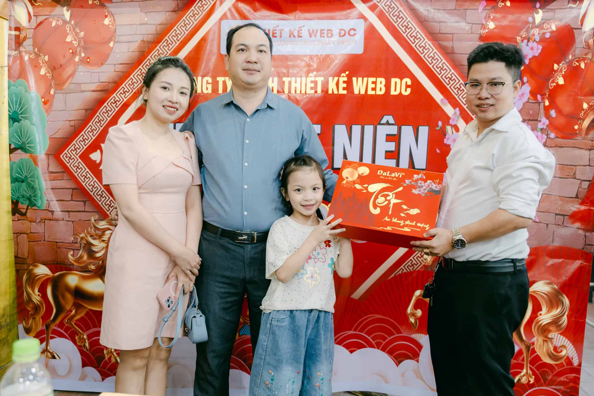 Ông Nguyễn Tuấn Hùng nhận quà tri ân