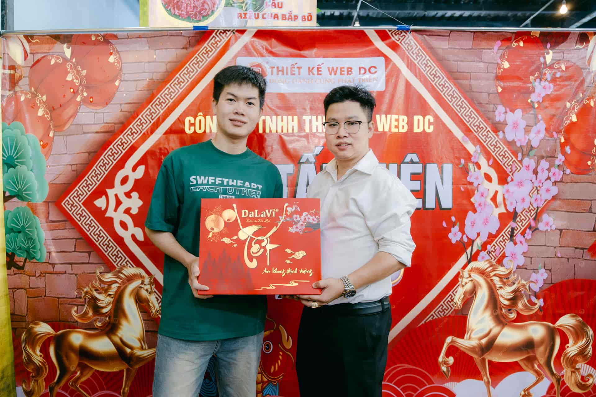 Trao thưởng cống hiến